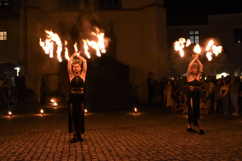 Artystki wykonują akrobacje ogniem na Dziedzińcu Zamkowym