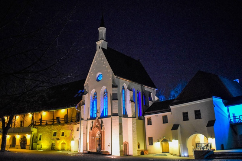 Zdjęcie zamku piastowskiego nocą